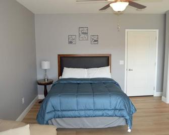 Grafton Escape #1 - River views! Pool! Walking distance to bars/restaurants - Grafton - Bedroom