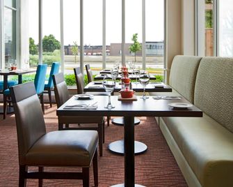 Hilton Garden Inn Montreal Airport - Montreal - Restaurante