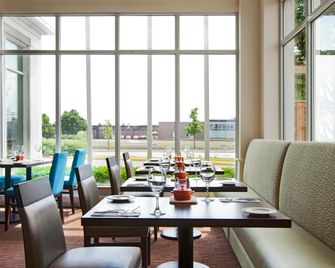 Hilton Garden Inn Montreal Airport - מונטריאול - מסעדה