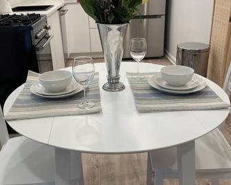 Welcome to our junior one-bedroom located in the beautiful town of Darien. - Darien - Dining room