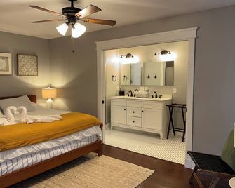 Charming Bungalow in Tampa - Tampa - Bedroom