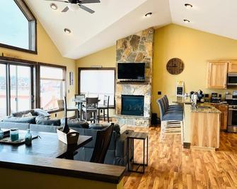 Fun on the Beach, minutes from Castle Rock Lake! EV friendly too! -Hot Tub-! - New Lisbon - Sala de estar