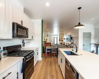 The Zen Den - Sauna Sleeps 15 & King Bed - Health Amenities - Sheridan - Cocina