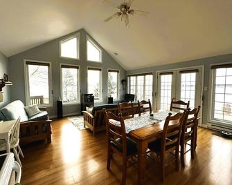 3 Bedroom Waterfront bungalow on the banks of the Miramichi River - Miramichi - Dining room
