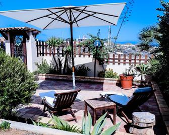 Tastefully furnished house with garden and a few steps from the sea. - Lampedusa - Patio