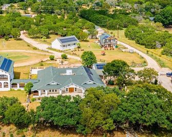 Secluded Brown House, 3br/2ba, Porch, Grill, Sleeps 10 - Ingram - Edificio