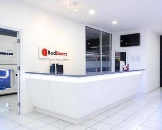 RedDoorz Hostel near Taman Puring - Jakarta - Front desk
