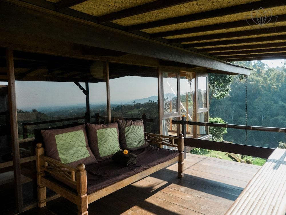 فيليدج أبوف ذا كلاودز