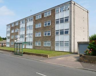 Wentworth Apartment with 2 bedrooms, Superfast Wi-Fi and Parking - Sittingbourne - Building