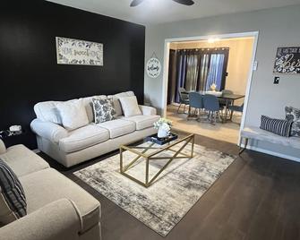 The 'Serene' Retreat has everything you need. You will feel like this is HOME! - Greenville - Obývací pokoj