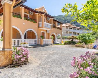 Studio Apartment 'Mires House Side First Floor 8' with Shared Pool, Wi-Fi and Air Conditioning - Agios Gordios - Gebäude