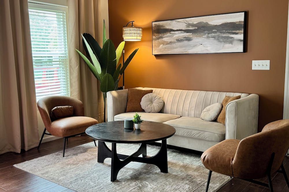 Modern 3br Getaway Near Uncc, Ikea & Pnc Arena - Charlotte - Living room