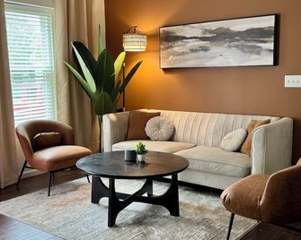 Modern 3br Getaway Near Uncc, Ikea & Pnc Arena - Σάρλοτ - Σαλόνι