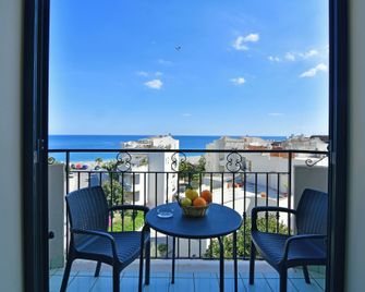 Hotel & Apartments Villa Linda - ג'יארדיני נאקסוס - מרפסת