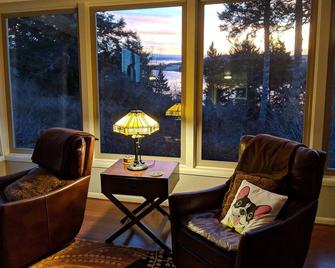 Southern Oregon Mid -Century Coastal Charmer -View of the Dunes - Норт-Бенд - Вітальня