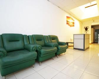Airy Syariah Raya Inpres Kramat Jati Jakarta - Jacarta - Sala de estar