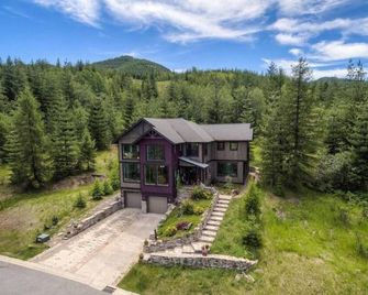 Private chalet on golf course 5 min to Silver mntn - Kellogg - Building