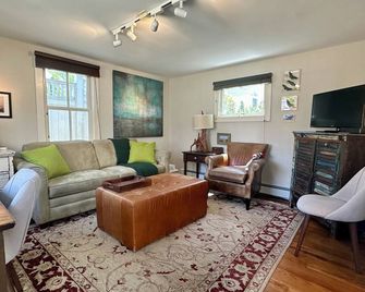 Cozy Cottage on Central - Provincetown - Living room