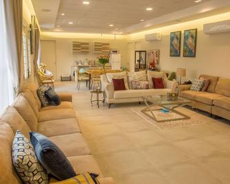 800 Mountain Resort Vacation House - Fujairah - Living room