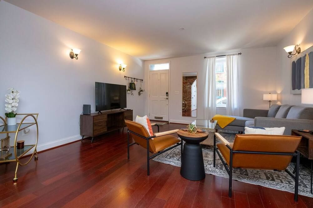 Charming 4 bedroom home just steps to the water! - בולטימור - סלון