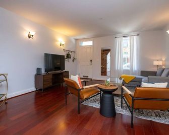 Charming 4 bedroom home just steps to the water! - בולטימור - סלון