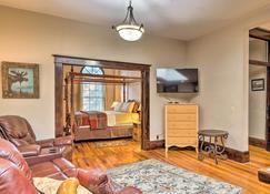 Apartment in the Heart of Yankton - Pets Welcome! - Yankton - Living room