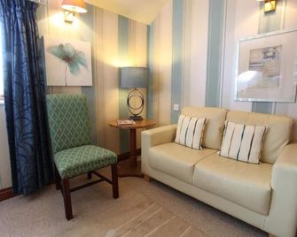 Cornfields Restaurant & Hotel - Bedford - Living room