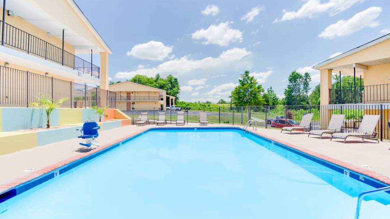 Clarion Pointe Athens I-65