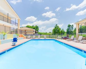 Clarion Pointe Athens I-65 - Athens - Zwembad