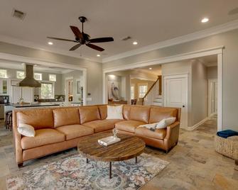 Lake Livingston Paradise Outdoor Pool with Slide! - Coldspring - Living room