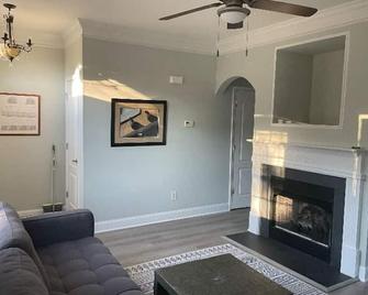 Cozy Corner Townhome - Cornelius - Living room