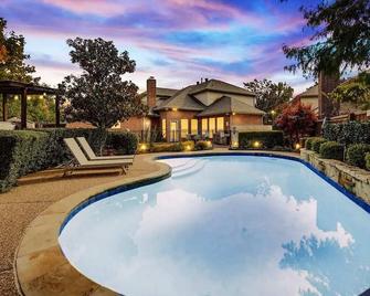 Glamorous 4BR Holiday Home with Pool, Hot Tub & Grill - Carrollton - Pool