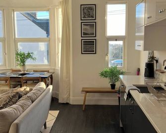 Hill Grove 2 Bedroom Apartment - Southend-on-Sea