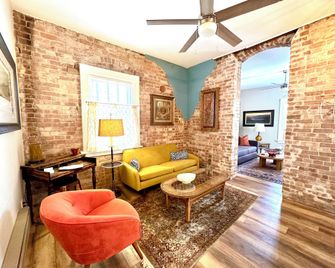 Bisbee Brownstone Suites - Бісбі - Вітальня