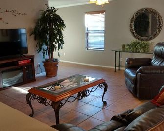 Casa Grande Home With Community Pool + Spa - Casa Grande - Wohnzimmer