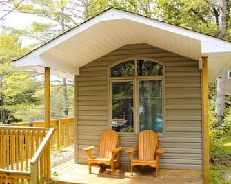 Beautiful 4 bedroom cottage with a Sauna! - Carden - Patio
