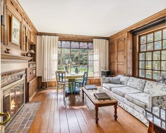Lake Bluffs Farmhouse - Manistee - Sala de estar