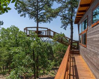 Modern High End Cabin #3 on Horsehead lake with private viewing tower - Clarksville - Balcón