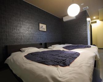 Hiroshima Wabisabi Hostel - Hiroshima - Bedroom