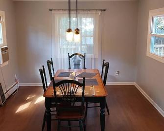 Charming 4-bedroom house with AC and WiFi 30 minute drive to New York City - Pearl River - Dining room