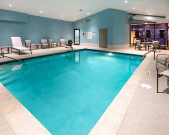 Holiday Inn Express & Suites Wadsworth, An IHG Hotel - Wadsworth - Pool