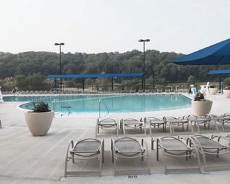 Unique Rustic, upscale, 3 br/2 ba Cabin w/Fireplace, Firepit, Pool Table & Wifi - Galena - Pool