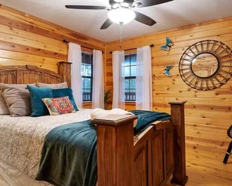 Sarah's Hideaway-Hot Tub Firepit & Bbq - Broken Bow - Спальня