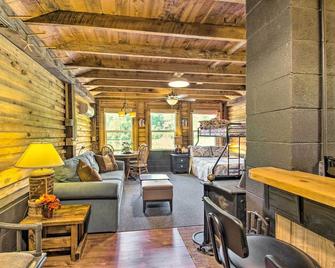 Charming Lakefront Cabin Fish, Hike and More! - Scottsville - Sala de estar