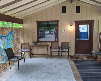 Cozy cottage near Caves and Coast - Cave Junction - Patio