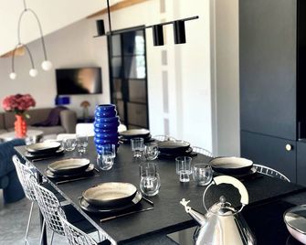Modern apartment overlooking the city - Pontarlier - Eetruimte