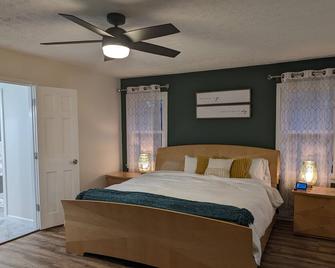 Colony Suite - Marietta - Bedroom