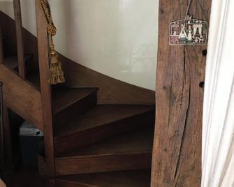 Gîte spacieux à Mer avec un joli extérieur - Mer - Escaleras