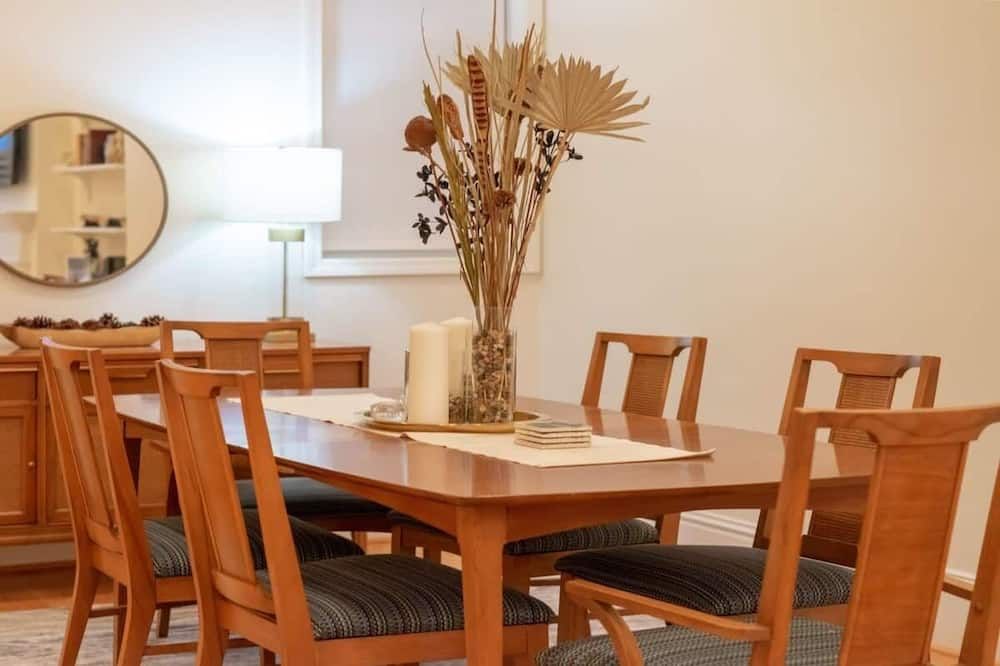 Elegant & Spacious 2br Lafayette Square Home - St. Louis - Essbereich
