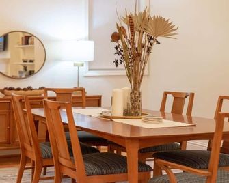 Elegant & Spacious 2br Lafayette Square Home - St. Louis - Essbereich